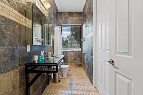 Купить виллу или дом в Катлер-Бей, Флорида 5 спален, 284.37м2, № 2056136 - фото 28