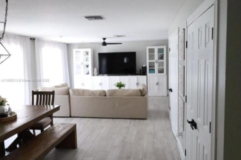 House in West Palm Beach, Florida 3 bedrooms, 157.93 sq.m. № 1758500 - photo 9