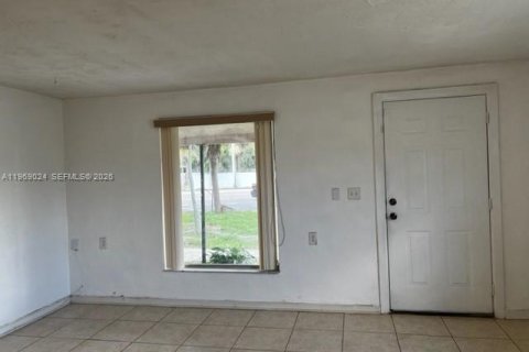 Casa en alquiler en Miami Gardens, Florida, 4 dormitorios, 125.98 m2 № 2031874 - foto 23