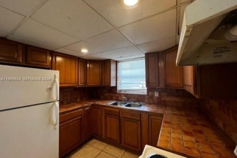 Casa en alquiler en Miami Gardens, Florida, 4 dormitorios, 125.98 m2 № 2031874 - foto 12