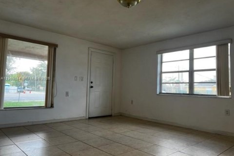 Casa en alquiler en Miami Gardens, Florida, 4 dormitorios, 125.98 m2 № 2031874 - foto 20