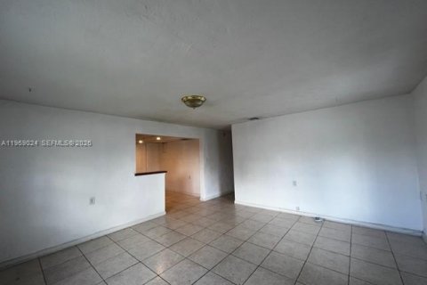 Casa en alquiler en Miami Gardens, Florida, 4 dormitorios, 125.98 m2 № 2031874 - foto 21