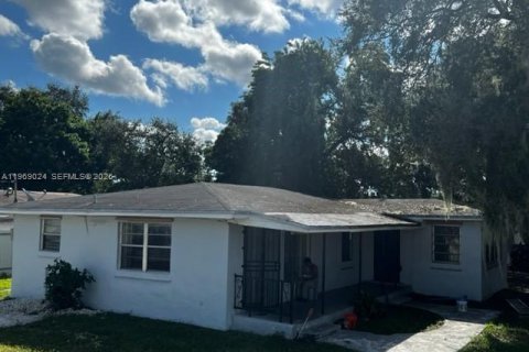 Casa en alquiler en Miami Gardens, Florida, 4 dormitorios, 125.98 m2 № 2031874 - foto 2