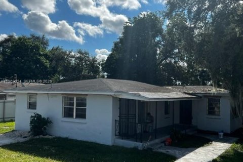 Casa en alquiler en Miami Gardens, Florida, 4 dormitorios, 125.98 m2 № 2031874 - foto 3