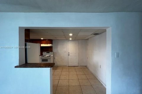 Casa en alquiler en Miami Gardens, Florida, 4 dormitorios, 125.98 m2 № 2031874 - foto 14
