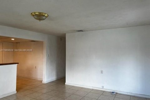 Casa en alquiler en Miami Gardens, Florida, 4 dormitorios, 125.98 m2 № 2031874 - foto 22
