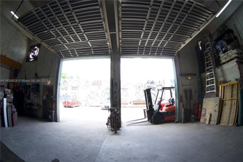 Propiedad comercial en venta en Miami, Florida № 2012455 - foto 15