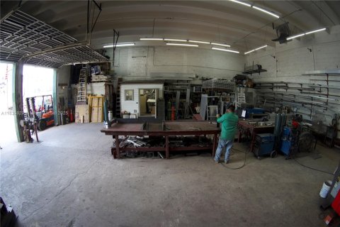 Propiedad comercial en venta en Miami, Florida № 2012455 - foto 8