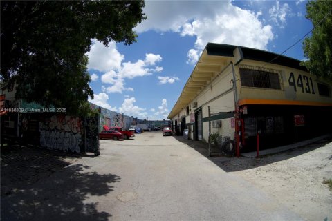Propiedad comercial en venta en Miami, Florida № 2012455 - foto 27