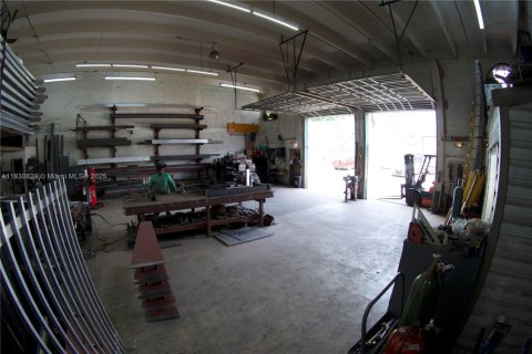 Propiedad comercial en venta en Miami, Florida № 2012455 - foto 17