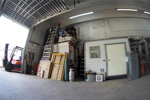 Propiedad comercial en venta en Miami, Florida № 2012455 - foto 16