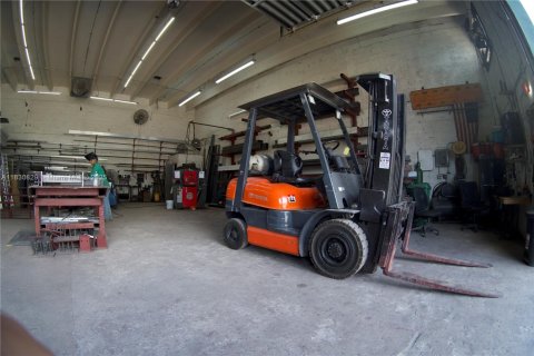 Propiedad comercial en venta en Miami, Florida № 2012455 - foto 5