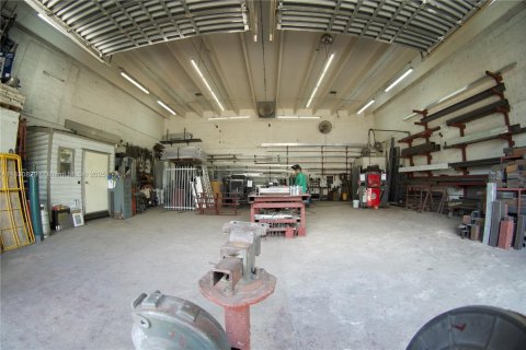 Propiedad comercial en venta en Miami, Florida № 2012455 - foto 7