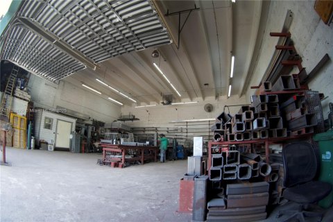 Propiedad comercial en venta en Miami, Florida № 2012455 - foto 23