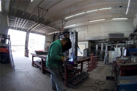 Propiedad comercial en venta en Miami, Florida № 2012455 - foto 2