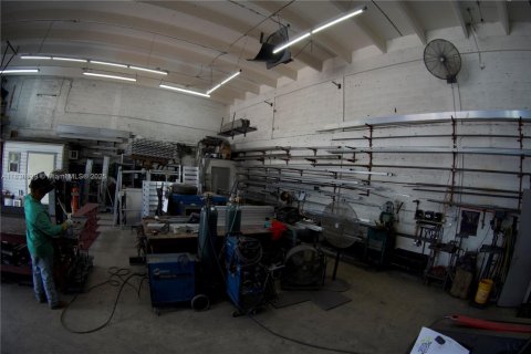 Propiedad comercial en venta en Miami, Florida № 2012455 - foto 4