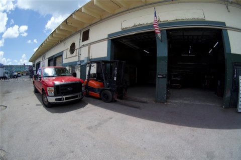 Propiedad comercial en venta en Miami, Florida № 2012455 - foto 29