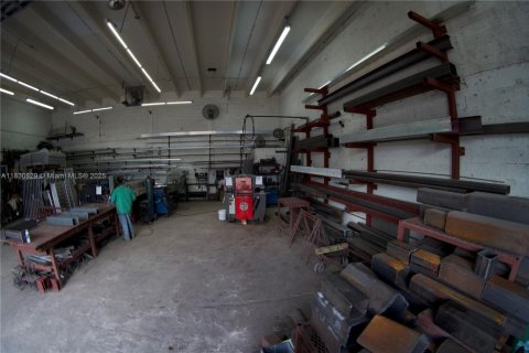 Propiedad comercial en venta en Miami, Florida № 2012455 - foto 22