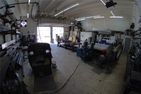 Propiedad comercial en venta en Miami, Florida № 2012455 - foto 18