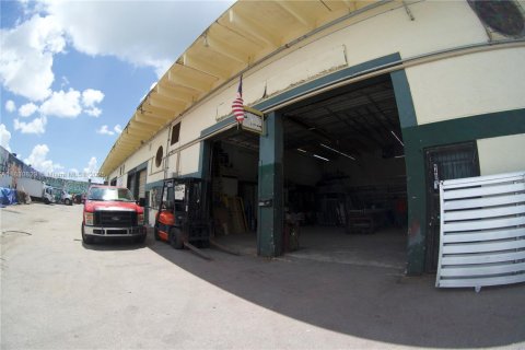 Propiedad comercial en venta en Miami, Florida № 2012455 - foto 28