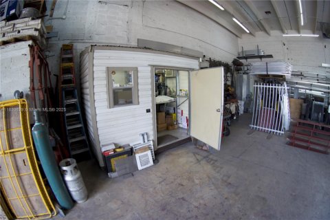 Propiedad comercial en venta en Miami, Florida № 2012455 - foto 12