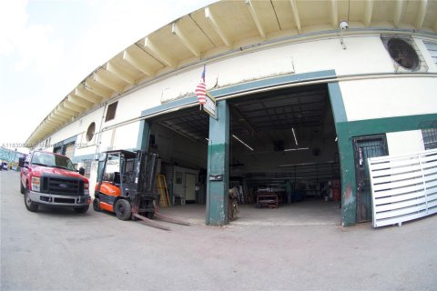 Propiedad comercial en venta en Miami, Florida № 2012455 - foto 26
