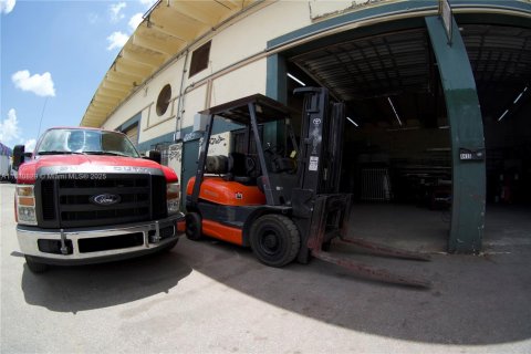 Propiedad comercial en venta en Miami, Florida № 2012455 - foto 25