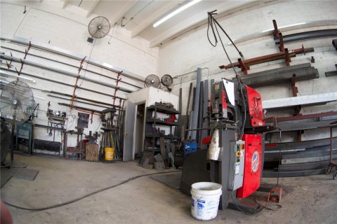 Propiedad comercial en venta en Miami, Florida № 2012455 - foto 19