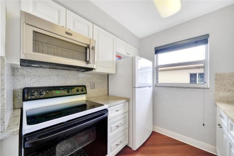 Condo in Fort Lauderdale, Florida, 2 bedrooms  № 2192655 - photo 8