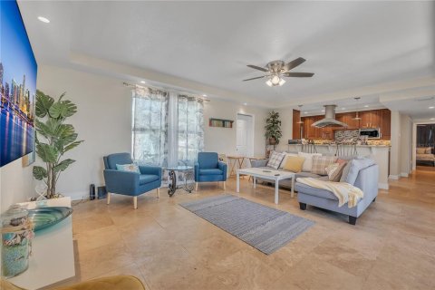 House in Daytona Beach, Florida 4 bedrooms, 208.94 sq.m. № 2313076 - photo 8