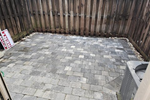 Touwnhouse à vendre à Miami, Floride: 2 chambres, 88.26 m2 № 2062993 - photo 17