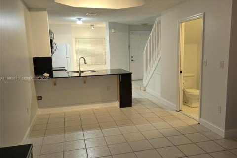 Touwnhouse à vendre à Miami, Floride: 2 chambres, 88.26 m2 № 2062993 - photo 5