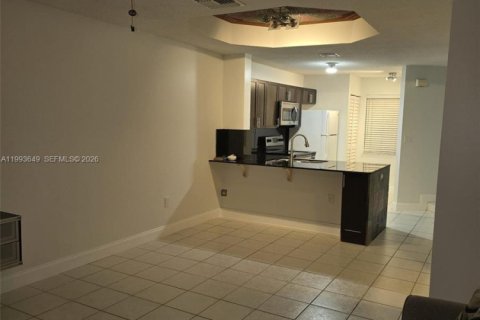 Touwnhouse à vendre à Miami, Floride: 2 chambres, 88.26 m2 № 2062993 - photo 4