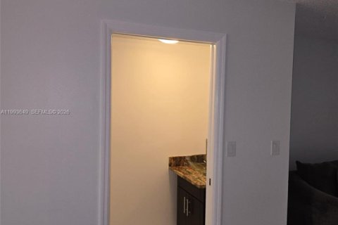 Touwnhouse à vendre à Miami, Floride: 2 chambres, 88.26 m2 № 2062993 - photo 10