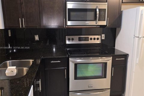 Touwnhouse à vendre à Miami, Floride: 2 chambres, 88.26 m2 № 2062993 - photo 9