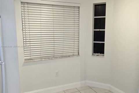 Touwnhouse à vendre à Miami, Floride: 2 chambres, 88.26 m2 № 2062993 - photo 3