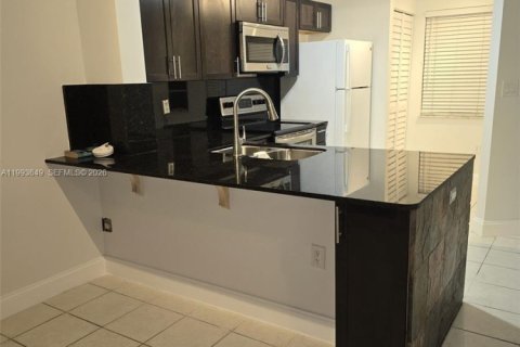 Touwnhouse à vendre à Miami, Floride: 2 chambres, 88.26 m2 № 2062993 - photo 6