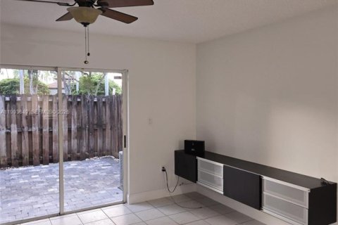 Touwnhouse à vendre à Miami, Floride: 2 chambres, 88.26 m2 № 2062993 - photo 2