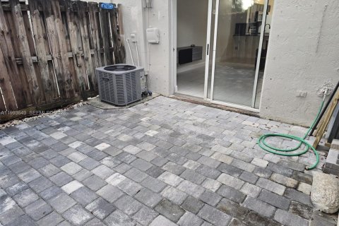 Touwnhouse à vendre à Miami, Floride: 2 chambres, 88.26 m2 № 2062993 - photo 16
