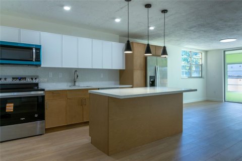 Condominio en venta en Plantation, Florida, 1 dormitorio, 89.19 m2 № 2088222 - foto 2