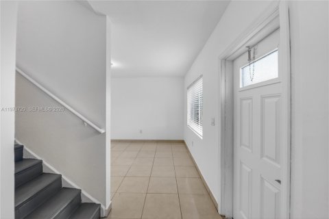 Touwnhouse à vendre à Miami, Floride: 4 chambres, 154.22 m2 № 2079282 - photo 8