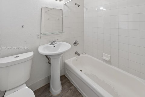 Touwnhouse à vendre à Miami, Floride: 4 chambres, 154.22 m2 № 2079282 - photo 5