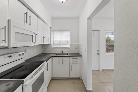 Touwnhouse à vendre à Miami, Floride: 4 chambres, 154.22 m2 № 2079282 - photo 4