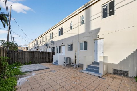 Touwnhouse à vendre à Miami, Floride: 4 chambres, 154.22 m2 № 2079282 - photo 9