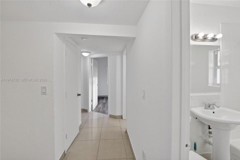Touwnhouse à vendre à Miami, Floride: 4 chambres, 154.22 m2 № 2079282 - photo 25