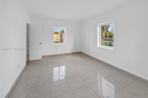 Touwnhouse à vendre à Miami, Floride: 4 chambres, 154.22 m2 № 2079282 - photo 12
