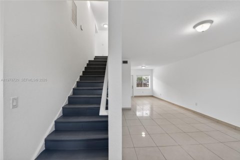 Touwnhouse à vendre à Miami, Floride: 4 chambres, 154.22 m2 № 2079282 - photo 2