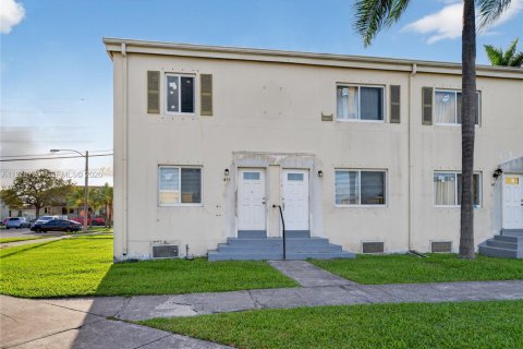 Touwnhouse à vendre à Miami, Floride: 4 chambres, 154.22 m2 № 2079282 - photo 6