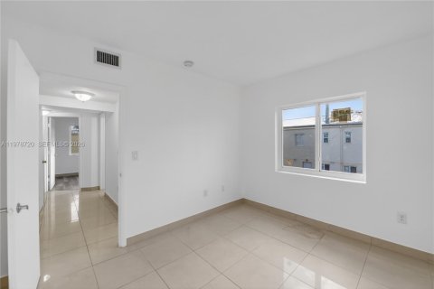 Touwnhouse à vendre à Miami, Floride: 4 chambres, 154.22 m2 № 2079282 - photo 24