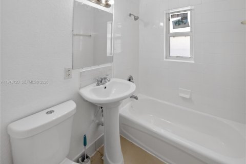 Touwnhouse à vendre à Miami, Floride: 4 chambres, 154.22 m2 № 2079282 - photo 26